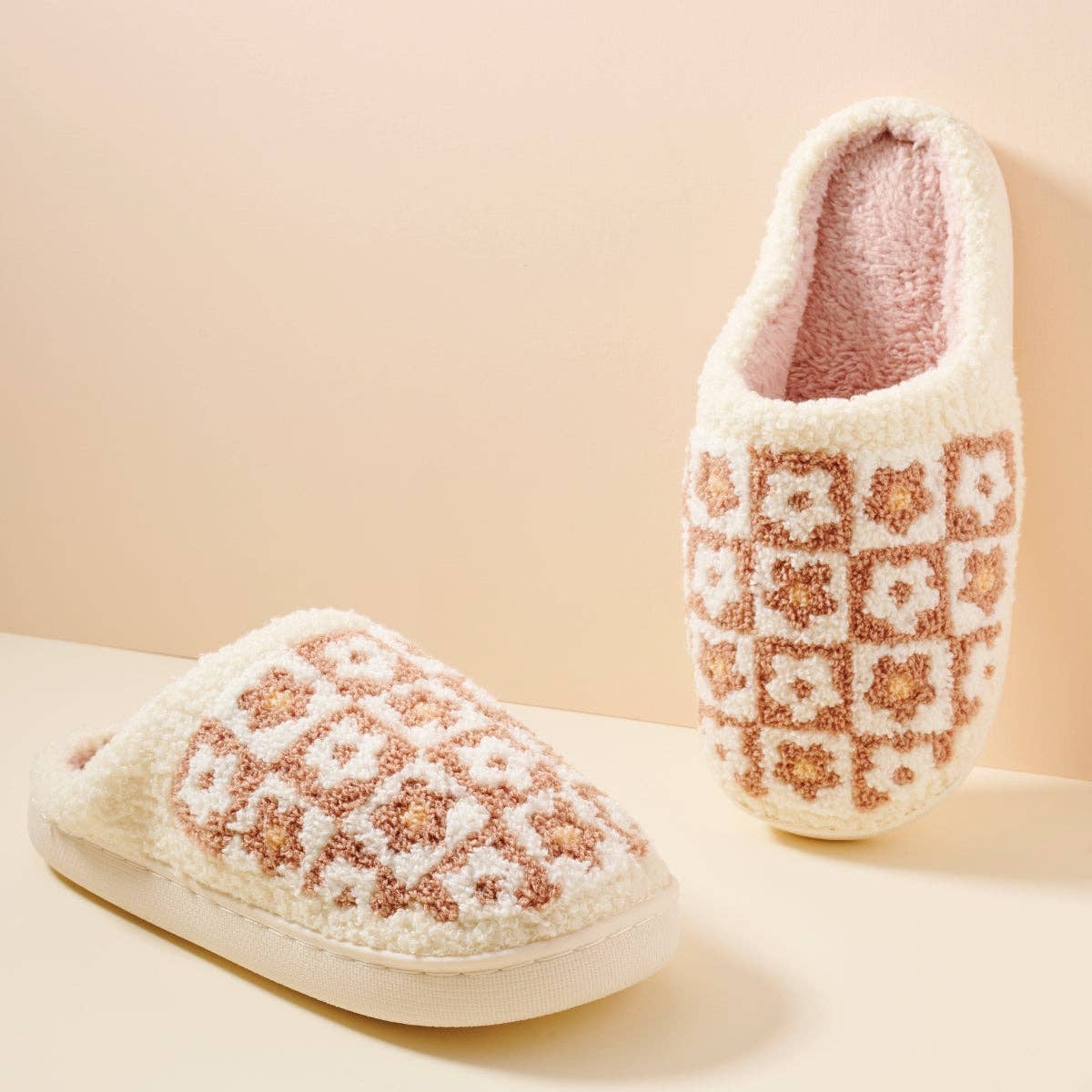 Flower Checker Fuzzy Fleece Soft Slipper: KHAKI / ONE(6)