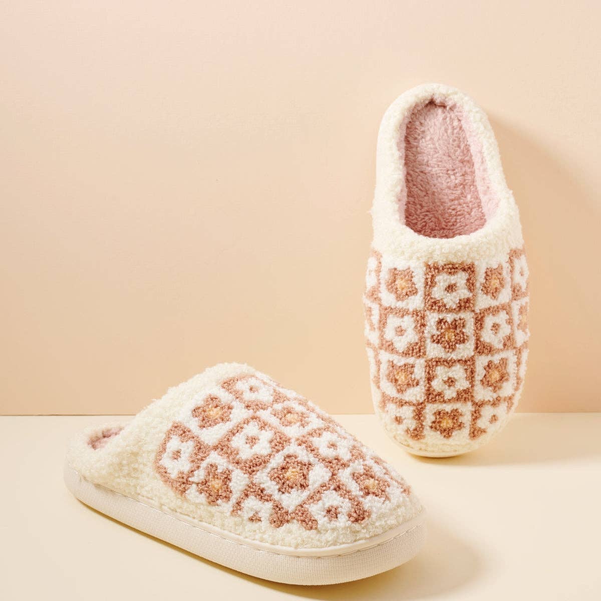 Flower Checker Fuzzy Fleece Soft Slipper: KHAKI / ONE(6)